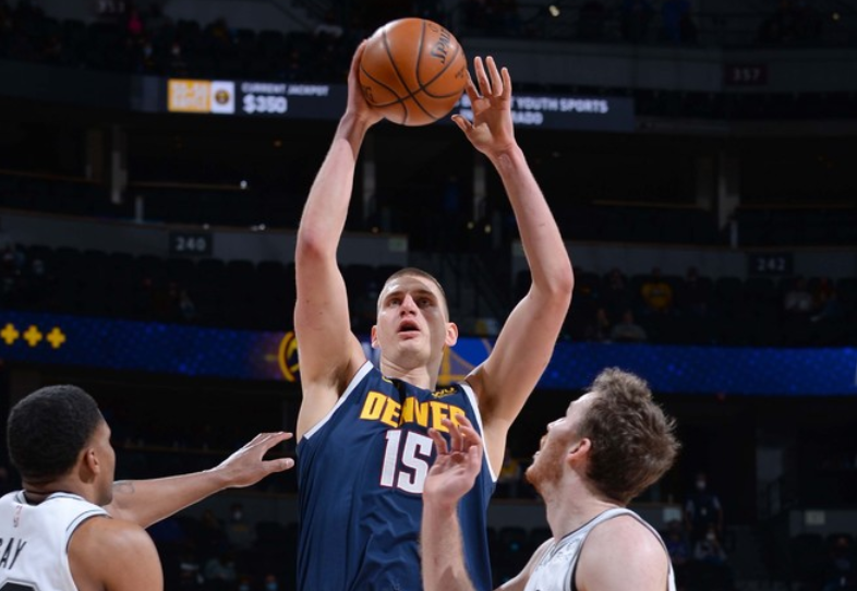  约基奇准三双领衔掘金轻取马刺迎连胜